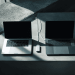 MacBook Pro M4 vs ThinkPad X1 Carbon Gen 13: The Programmer's Dilemma Nobody Settles