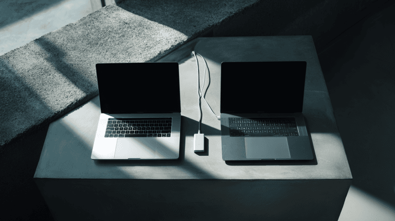 MacBook Pro M4 vs ThinkPad X1 Carbon Gen 13: The Programmer’s Dilemma Nobody Settles